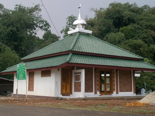 Sebuah Masjid di Pinggir Alun-Alun